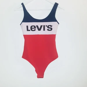  - Levis body som är lätt missfärgad från tvätt (tvättade den tillsammans med röda plagg, så den är lite ljusrosa) därav priset. Frakt 18 kr ❣