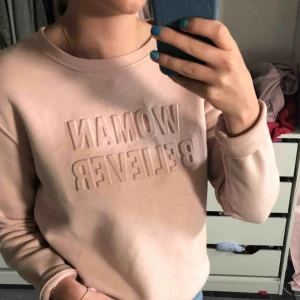  - En collage tröja från monki med utstående text!! Fortfarande mjuk inuti och fint skick!  Köparen står för frakten <3