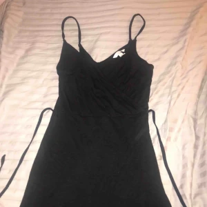  - Klänning från hm med knytning i midjan, endast provad. Kan mötas upp i kungsbacka/göteborg annars tillkommer frakt. Tydligare bild kan fixas vid intresse