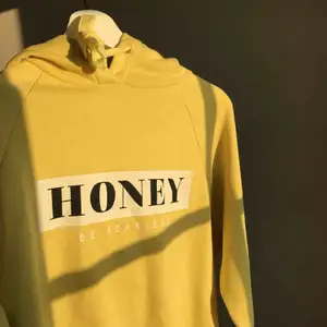 ”Honey - be fearless” Gul hoodie från GinaTricot! I bra skick. Tröjans färg beskrivs böst i första bilden.