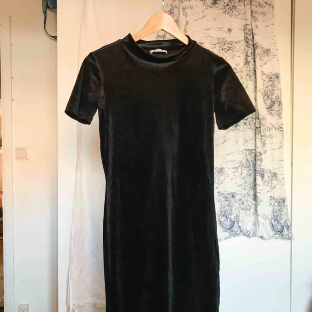Klänning i svart sammet från Zara, använd ett fåtal gånger och klänningen är i gott skick. Köparen står för frakt ⚡️. Klänningar.