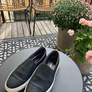  - Slip ons från vagabond. jättefint skick då dom knappt är använda då dom inte är min stil.  
