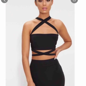  - En liten topp med band som man knyter hur man vill. Oanvänd 