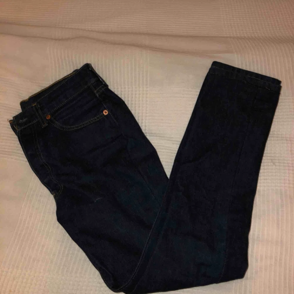 Ett par vintage jätte fina Levis Jeans som är en färgade och tjockt och bra material.. Jeans & Byxor.