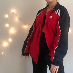  - Fin oversized adidasjacka köpt på humana. Fint skick. Köparen står för frakten🍒💘