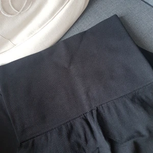  - TIGHTA  svarta leggins med bred resår i midjan som ska hålla in magen (vilket dom gör). Lite tjockare tyg. Knappt använda så i nyskick. Frakten ingår! 