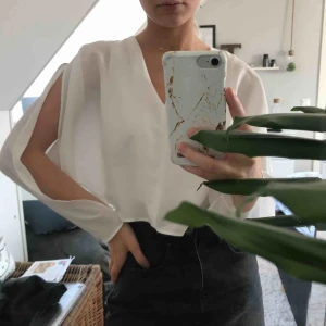  - Vit blus från Zara. Använd max tre gånger. 