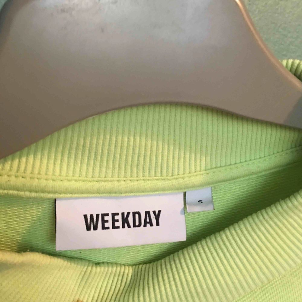 Neon tröja från weekday. Säljs då jag använder den inte . Tröjor & Koftor.