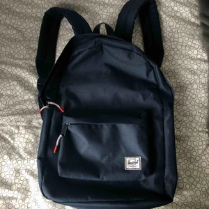  - ryggsäck från hershel. fin mörkblå färg med cool insida. den är knappt använd så är i väldigt bra skick! nypris ligger på runt 600kr