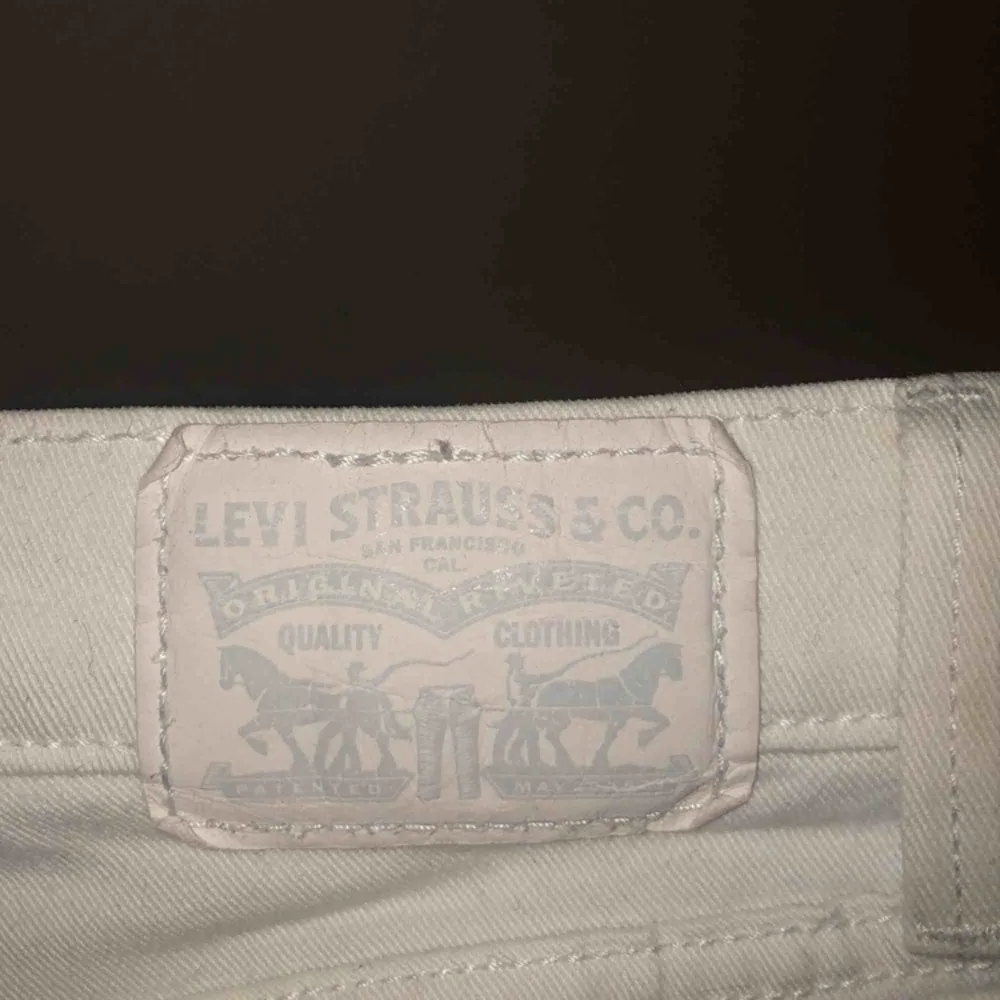 vita skinny jeans från levis. nästan aldrig använda.. Jeans & Byxor.