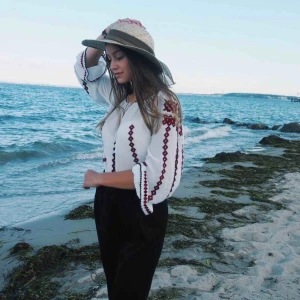  - En fin blus som kommer ifrån Tyskland med röda detaljer