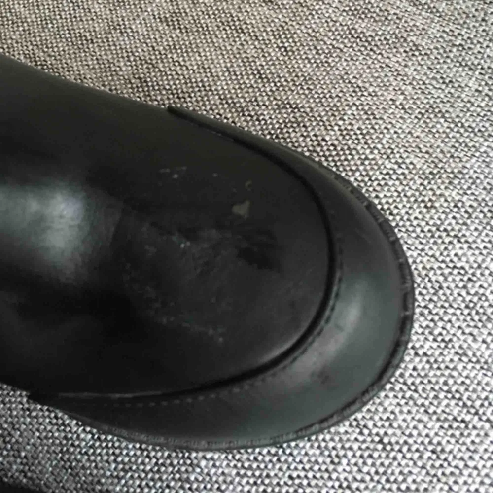 Sjukt snygga boots i ”fake-skinn” eller liknande material. Liten skada på ens skon (bild 3). Frakt 100kr!. Skor.