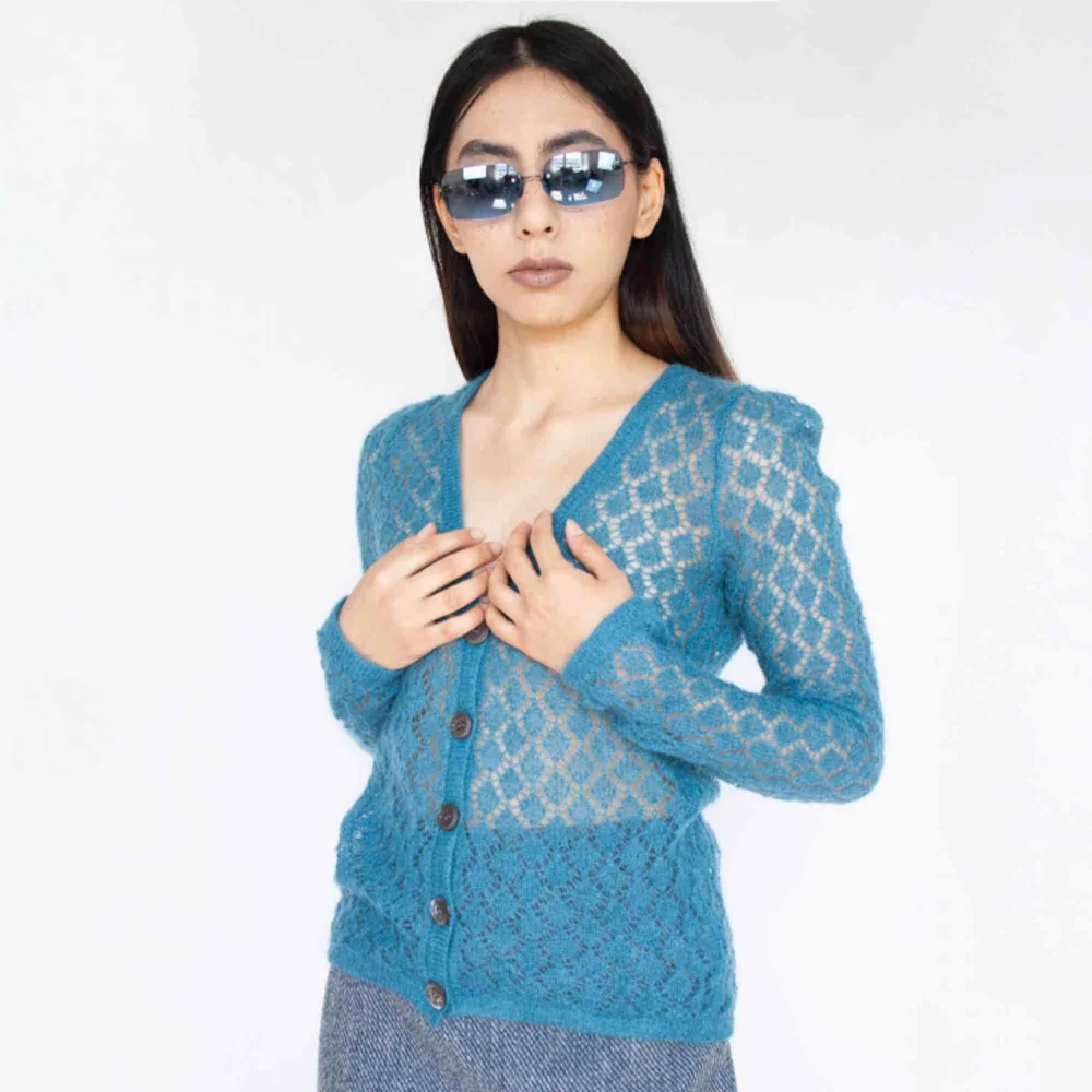 Vintage 90s Y2K fishnet loose knit cardigan sweater jumper top in turquoise blue SIZE Label: M, but fits best XS-M Model: 165/XS Measurements (flat): Length: 61 cm pit to pit: 39 cm sleeve inseam: 55.5 cm sleeve width: 20 cm. Tröjor & Koftor.