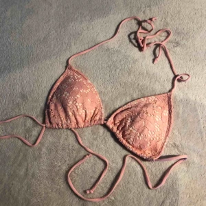  - supergullig bikiniöverdel ifrån Gina Tricor. har tyvärr aldrig använt den då det inte riktigt är min stil. 