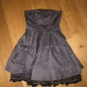  - Fin klänning som bara hänger i garderoben vilket är synd! Jag hoppas någon annan kan få användning av denna istället! 