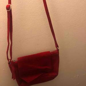 Röd mocka väska från asos. Aldrig använd