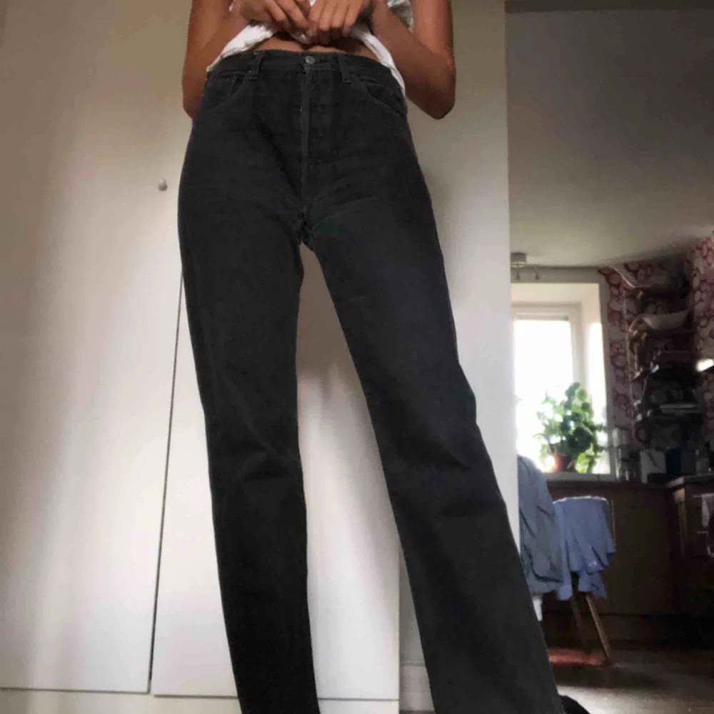 501 Levis vintage jeans köpta på beyond retro. I en washed out svart färg. Förstora för mig och avklippta så passar en 32 i längd.. Jeans & Byxor.