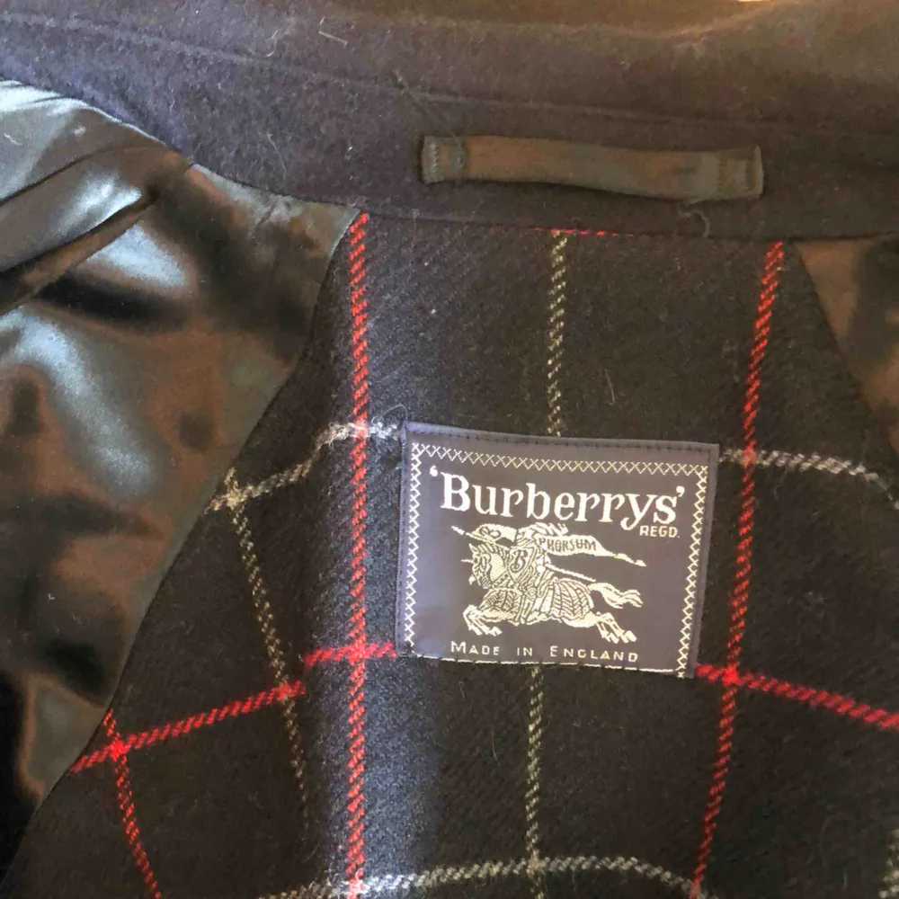 Säljer nu min burberry jacka då jag inte får användning för den. Perfekt höst/vinterjacka. Priset kan diskuteras och fler bilder finns!. Jackor.