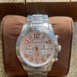  - Michael kors klocka ! Stål med rose siffr Mor! Snygg modell o givetvis än den äkta   Vatten tät 