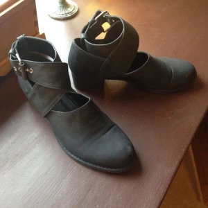 Svarta boots från Savannah, köpt på Nelly. Använd ett fåtal gånger.  - Svarta boots från Savannah, köpt på Nelly. Använd ett fåtal gånger. 