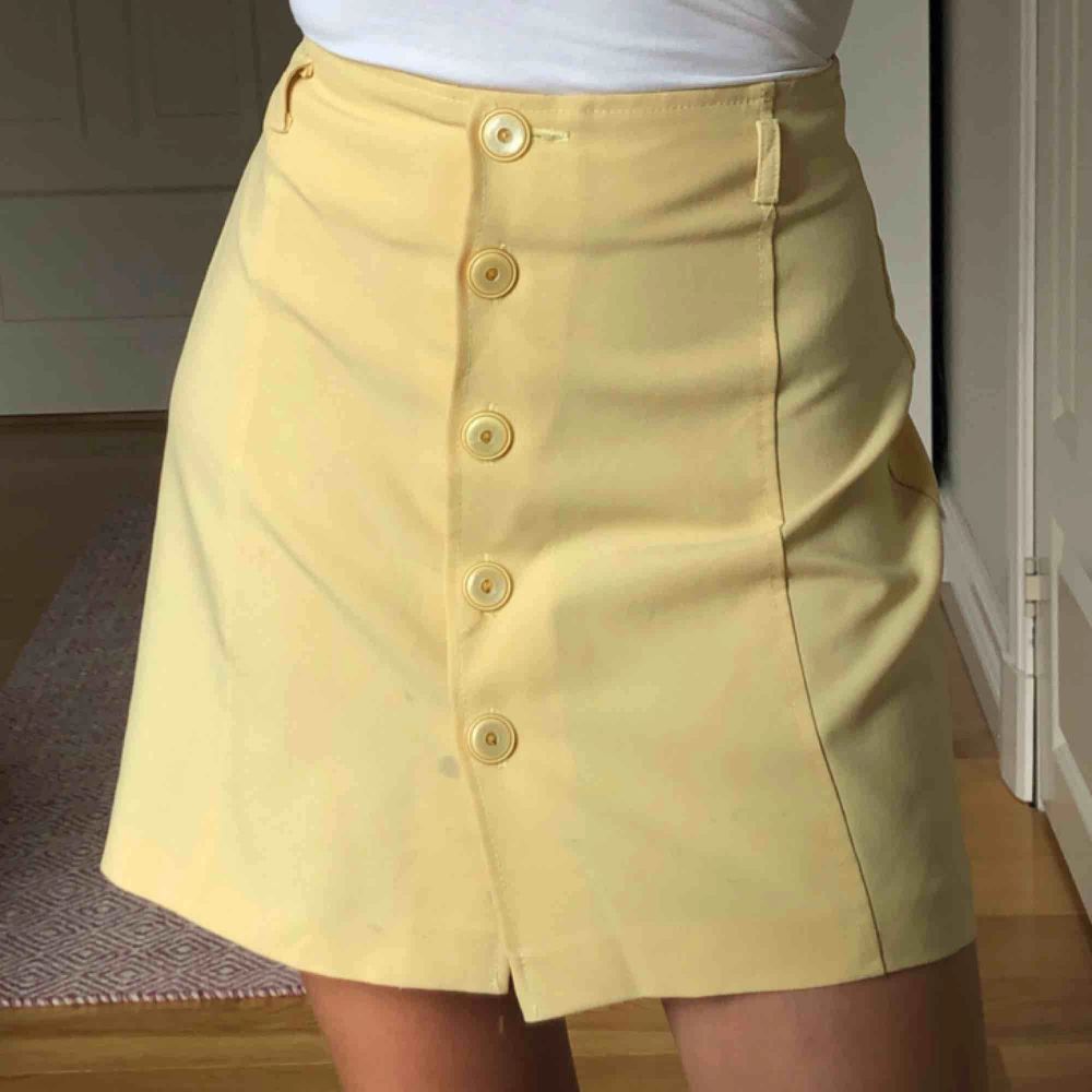 Söt vintage kjol från humana. Färgen är mest korrekt på första bilden!. Kjolar.