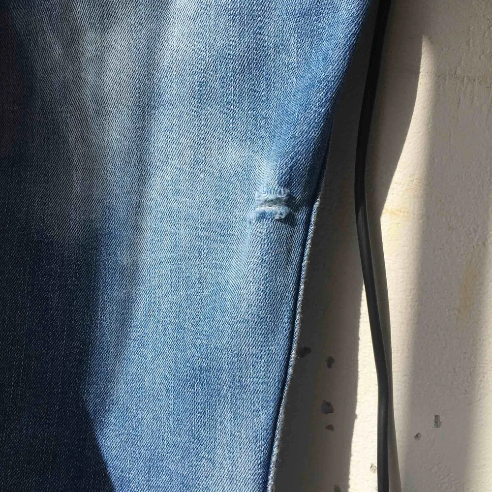 Bootcut två små hål på baksidan av jeansen. Jeans & Byxor.