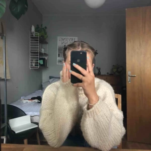  - supermysig, skön stickad från nelly. väldigt varm!! 56% akryl, 20% polyester, 16% ull och 8% mohair