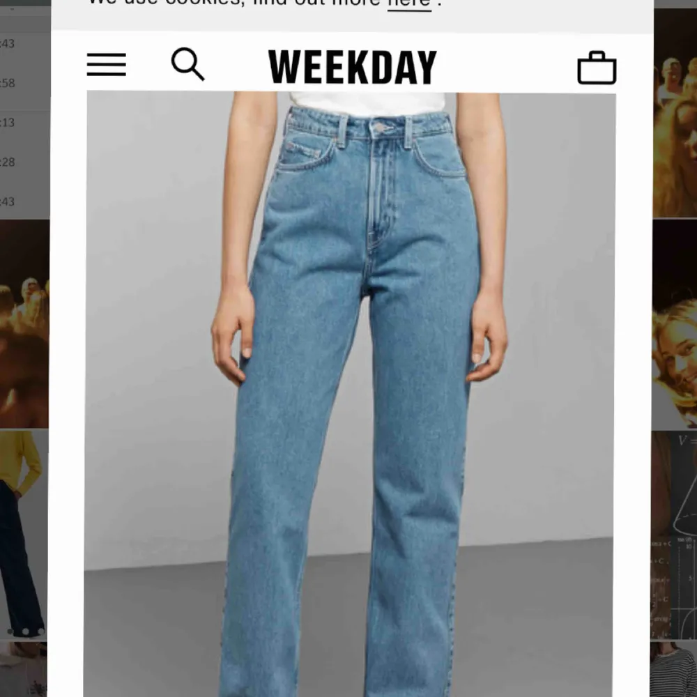 Säljer dessa skitsnygga jeans i modellen row ifrån weekday! Nypris 500kr. Köparen står för frakt. . Jeans & Byxor.