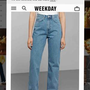 Säljer dessa skitsnygga jeans i modellen row ifrån weekday! Nypris 500kr. Köparen står för frakt. 