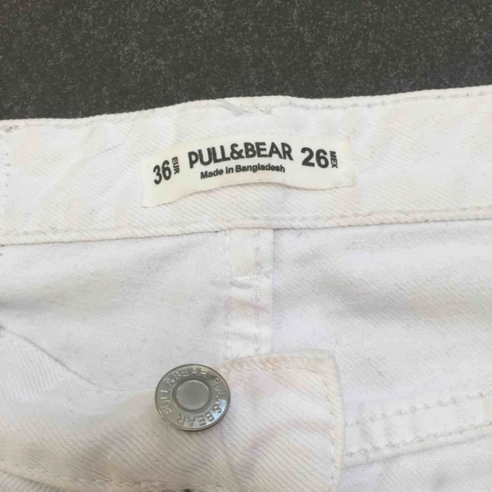 Skitsnygga vita utsvängda jeans från PULL&BEAR! I bra skick! Pris kan diskuteras såklart!. Jeans & Byxor.