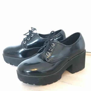  - Knappt använda platåskor i strl 39. Klacken är 6 cm hög