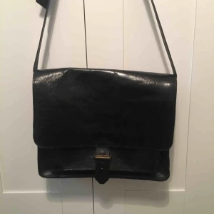  - En stor axelremsväska i ÄKTA SKIN från indiska. Originalpris 1000kr. Frakt ingår i priset. Skickar fler bilder vid intresse. Lägre pris kan ges vid köp av flera saker från min profil😊 