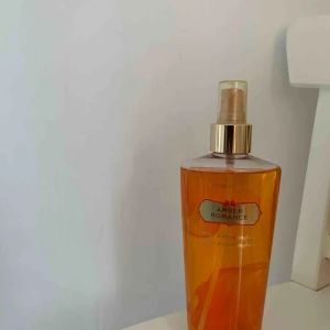  - Body mist från Victoria’s Secret, doften heter Amber Romance. Använd enligt bilden.