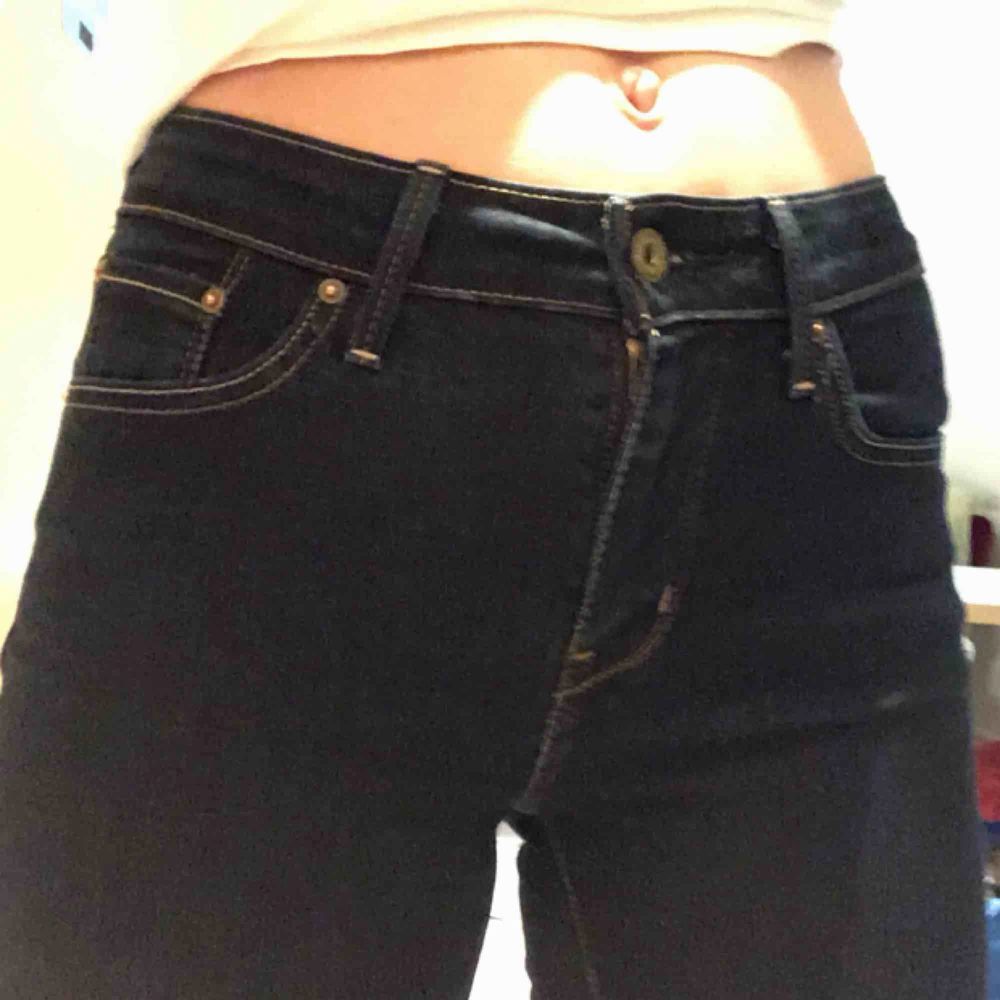 Knappt använda Levi’s jeans, snygg mörkblå färg. Stretchiga i tyget och modell ”demi curve” och 27 i midjan. Sitter väldigt snyggt över rumpa och lår. Kan skicka fler bilder om det behövs 🌞. Jeans & Byxor.