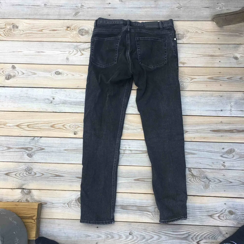 Svarta weekday jeans. Har används men ser nästan helt nya ut. Kan fraktas eller mötas i Stockholm . Jeans & Byxor.
