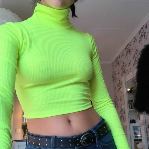  - Neongul polotröja från H&M DIVIDED, lite tight för mig därför säljs den :) Frakt: 60kr