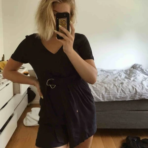  - Säljer en byxdress från Zara, aldrig använd. Den är ganska liten för att vara i storlek M. Frakt tillkommer