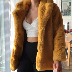  - Helt nyklippt jacka från NA-KD. Prislappen är kvar och är aldrig använd. Behöver en bättre ägare 