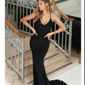  - Jag säljer min balklänning, använd en gång och den är köpt på asos men är ifrån Club London.