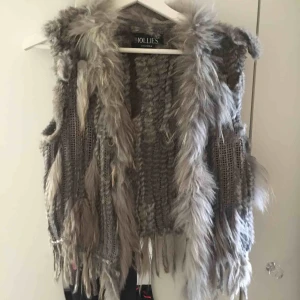  - Den är i storlek m men skulle mer säga att den passar s oxå. Den är älta päls och går att knäppa ihop. Pris kan diskuteras