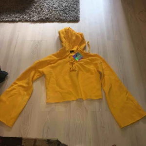  - Croppad hoodie från missguided. Aldrig använd. Prislapp fortfarande kvar. Storlek small