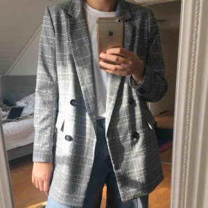  - Kavaj från H&M i oanvänt skick. Står storlek 44 men skulle snarare säga 38-40. Passar i axlarna för mig som är normalt  38-40. Skriv för fler bilder!