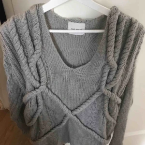  - Mysig stickad tröja från Asos Färg grå Ord pris 699kr