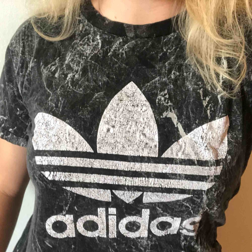 Svart marmor Adidas t-shirt! Bomullsmaterial | Plick Second Hand