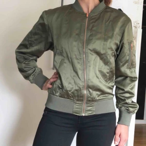  - Grön jacka i ”bomber”-modell från lager 157’s Black Label Collection. 
