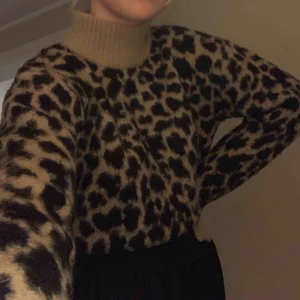  - Skitmysig oversize tröja, passar till mycket 🐆 Frakten kostar 59kr  Nypris: 500kr   Jag ser inte kommentarer av nån anledning så kontakta om du undrar nåt! 