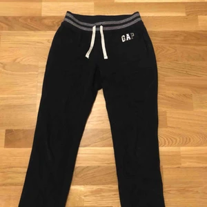  - Marin blåa mjukisbyxor från GAP Knappt använda Säljer dem pga av att dem e för små😊