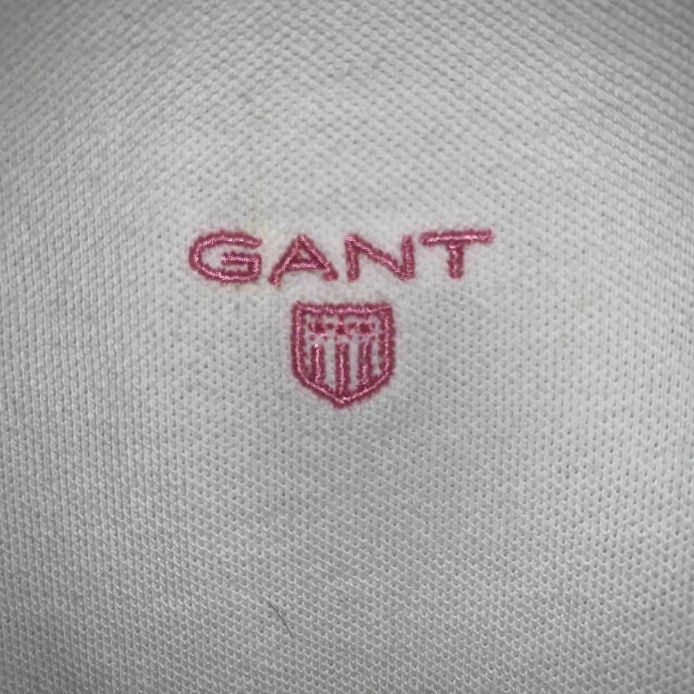 Vit piké med rosa detaljer från GANT, använd några gånger så den är i bra skick. T-shirts.