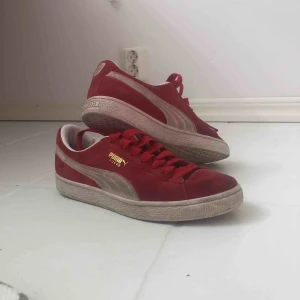  - Röda puma sneakers, storlek 39. Lite smutsiga men går lätt att tvätta bort🥰