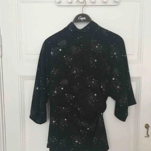  - Universum i en blus! Aldrig använd!